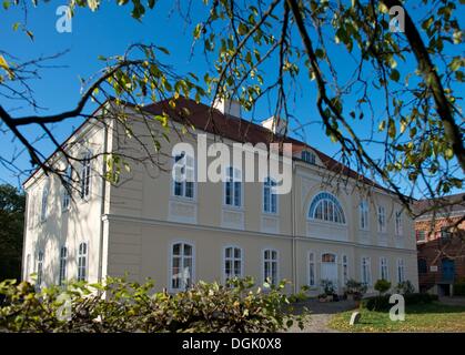 Stuenzner Haus der Familie in Sieversdorf, Deutschland, 18. Oktober 2013. Das Herrenhaus wurde für die Familie Von Strantz nach dem Dreißigjährigen Krieg etwa 1690 erbaut. Die Familie Karbe, später Stuenzner-Karbe, erwarb das Haus im Jahre 1789. Nachdem die Familie am Ende des ersten Weltkriegs vertrieben wurde, wurde die Hälfte des unbeschädigten Haus aus ideologischen Gründen 1947/48 abgerissen. Es stand leer und offen seit dreißig Jahren bis zum Fall der Mauer, als die Familie das Haus Produktbestandteile konnte. Jetzt lebt die dritte Generation im Haus. Foto: PATRICK PLEUL Stockfoto