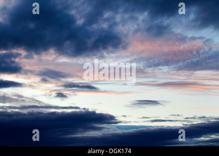 Dunkel und rosa Wolken in den Morgenhimmel in St Andrews Fife Schottland Stockfoto