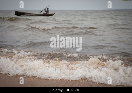 Victoria-See Küste mit Angelboot/Fischerboot in Entebbe, Uganda, Ostafrika. Stockfoto