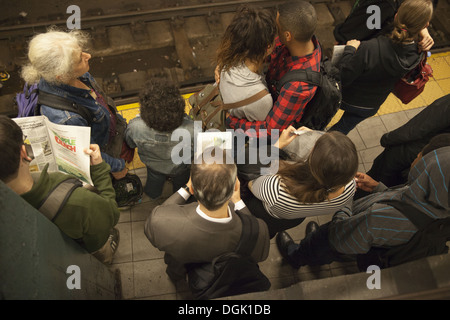 Morgendlichen Berufsverkehr auf der 4,5 & 6 u-Bahn-Linie auf der East Side von Manhattan. ! 4. St. Union Square Station. Stockfoto