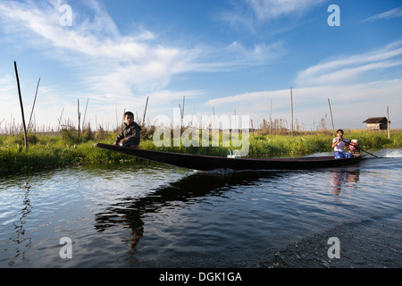 Täglichen Transport auf dem Rücken-Wasser des Lake Inle in Myanmar. Stockfoto