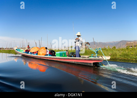 Ein Tourist Boot Kreuzfahrt Lake Inle in Myanmar. Stockfoto