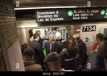 Morgendlichen Berufsverkehr auf der 4,5 & 6 u-Bahn-Linie auf der East Side von Manhattan. 42nd St. Grand Central Station. Stockfoto