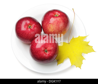 Äpfel und Ahorn-Blätter in eine Platte auf weiß Stockfoto
