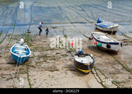 Vater und Sohn genießen skimming Steinen bei Ebbe in Mousehole Harbour Cornwall Stockfoto