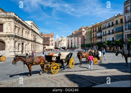 Spanien, Andalusien, Sevilla, der Plaza de San Francisco mit Pferdekutschen Stockfoto