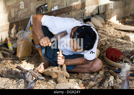 Ein Mann schnitzen burmesische Marionetten in Mandalay in Myanmar. Stockfoto