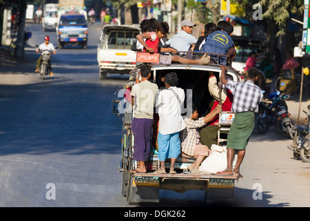 Chaotischen Verkehr auf den Straßen von Mandalay in Myanmar mit überladen in der Regel öffentliche Verkehrsmittel Abholung. Stockfoto