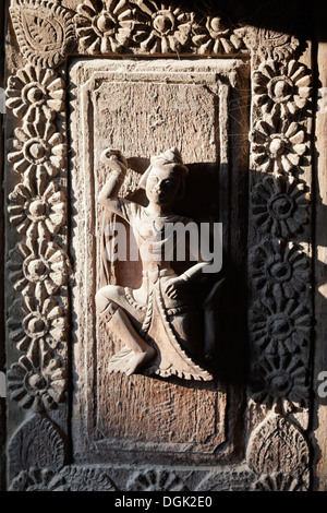 Komplizierte Teak schnitzen die Shwenandaw Pagode in Mandalay in Myanmar. Stockfoto