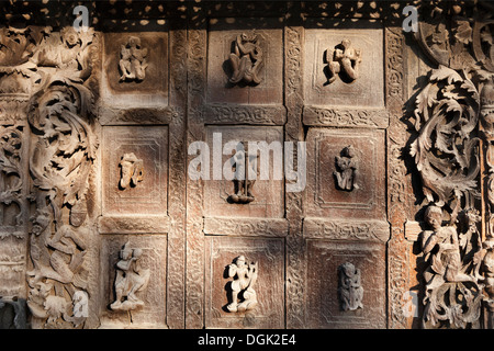 Komplizierte Teak schnitzen die Shwenandaw Pagode in Mandalay in Myanmar. Stockfoto