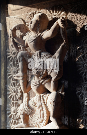 Komplizierte Teak schnitzen die Shwenandaw Pagode in Mandalay in Myanmar. Stockfoto