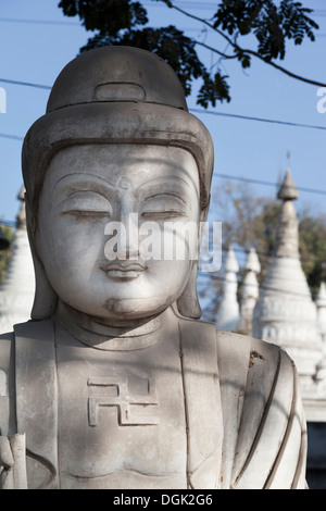 Ein Steinmetz-Workshop in Mandalay in Myanmar mit Buddha mit Hakenkreuz. Stockfoto