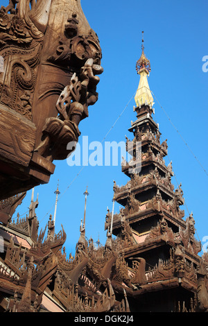 Die kunstvoll geschnitzten Teak Kloster Shwe Inbin in Mandalay in Myanmar. Stockfoto