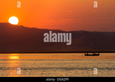 Sonnenuntergang über dem Irrawaddy-Fluss im Mandalay in Myanmar. Stockfoto