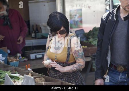 Tätowierte Frau kauft in der Agrar-Markt am Grand Army Plaza in Brooklyn, New York. Stockfoto