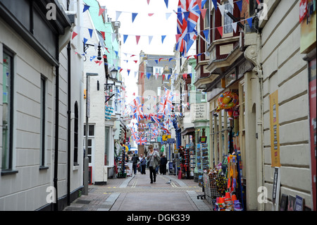 Schmale Einkaufsstraße mit Union Jack Bunting und Geschenkläden Weymouth Dorset Wessex UK Stockfoto