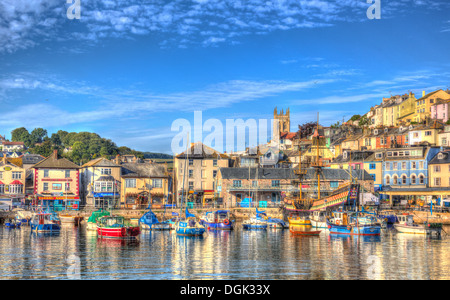 Brixham Hafen Devon England UK englische Fischerei Szene mit Booten und blaues Meer und Himmel in HDR Stockfoto