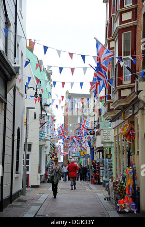 Schmale Einkaufsstraße mit Union Jack Bunting und Geschenkläden Weymouth Dorset Wessex UK Stockfoto