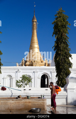 Ein Mönch, Zähneputzen in Shwe Yaunghwe Kyaung Kloster in der Nähe von Lake Inle in Myanmar. Stockfoto