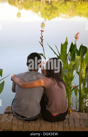 Ein romantisches Paar Kandawgyi See in Yangon in Myanmar. Stockfoto