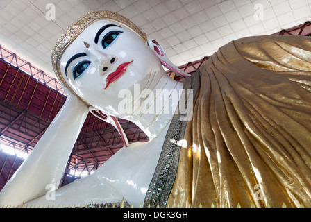 Das Gesicht von den ruhenden Buddha am Chauk Htat Gyi in Yangon in Myanmar. Stockfoto