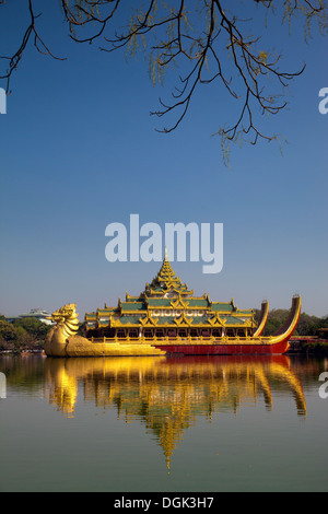 Die Karaweik Royal Barge am östlichen Ufer des Kandawgyi See in Yangon in Myanmar. Stockfoto