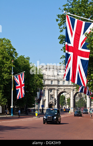 London Taxi treibt die Mall mit Admiralty Arch im Hintergrund. Stockfoto