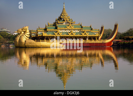 Die Karaweik Royal Barge am östlichen Ufer des Kandawgyi See in Yangon in Myanmar. Stockfoto