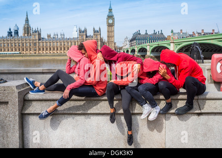 Kleine Gruppe von Jugendlichen auf der Wand Stockfoto