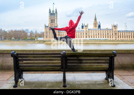 Junge Tänzer Mitte Luft vor dem Parlament, London, UK Stockfoto