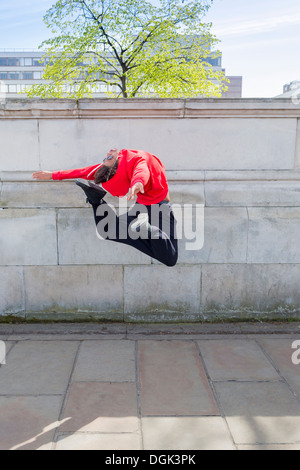 Junge Tänzer Mitte Luft in Stadt Stockfoto