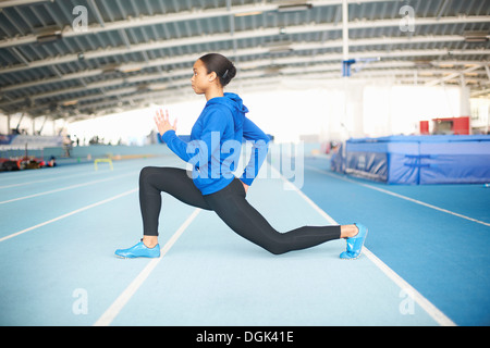 Junge Sportlerin Longieren Stockfoto