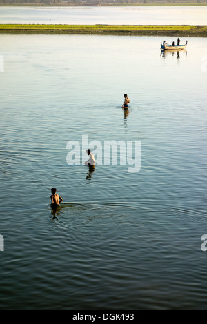 Eine Linie der Badegäste und Nautiker in Taungthaman See in Myanmar. Stockfoto