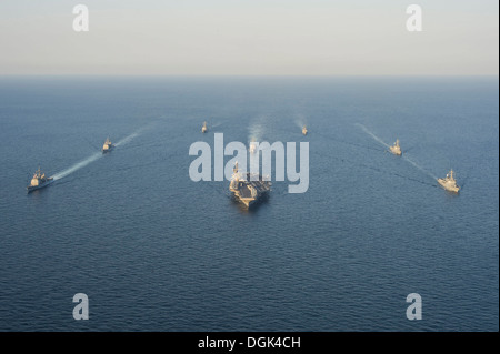 Die George Washington Carrier Strike Group und Republik Korea Marine Schiffe beteiligen sich an taktische Manöver-Training im Wasser Stockfoto