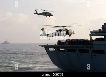 wo MH-60 s Sea Hawk Hubschrauber zugewiesen, die staubigen Hunde der Hubschrauber Meer Kampf Geschwader (HSC) 7 bereiten Sie Fracht aus dem Military Sealift Command heben schnell Kampfunterstützung Schiff USNS Arctic (T-AOE-8), auf dem Flugzeugträger USS Harry S. Trum zu liefern Stockfoto