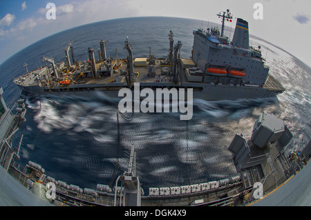 Military Sealift Command Flotte Nachschub Öler USNS Yukon (T-AO 202) läuft während Nachschub auf See neben dem Flugzeugträger USS George Washington (CVN-73). George Washington und seine eingeschifften Geschwader, Carrier Air Wing (CVW) 5, pr Stockfoto