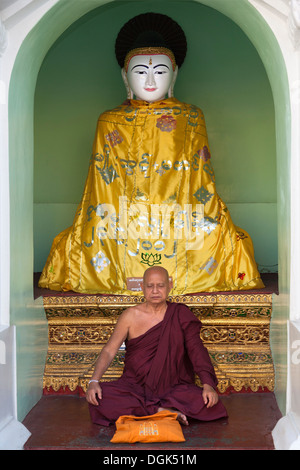 Ein Meditierenden Mönch an der Shwedagon-Pagode in Yangon in Myanmar. Stockfoto