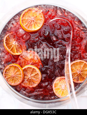 Bowle mit vereisten Glühwein Stockfoto