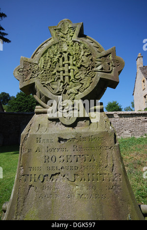 Grabstein in der St. Mary die Jungfrau Kirche in Bibury, einem schönen Cotswolds Dorf in Gloucestershire UK Stockfoto