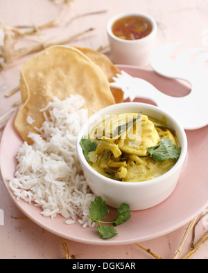 Stillleben mit frischen Ei-curry mit Reis und chutney Stockfoto