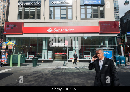 Eine Filiale der Santander Bank, ehemals souveränen Bank am Herald Square in Midtown Manhattan in New York Stockfoto