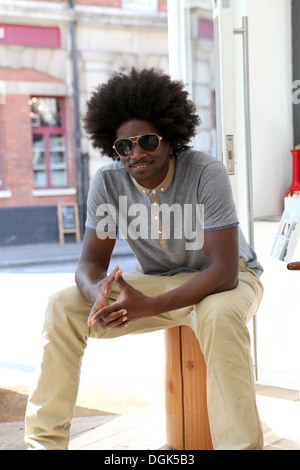 Reifer Mann mit Afro-Haar mit Sonnenbrille Stockfoto