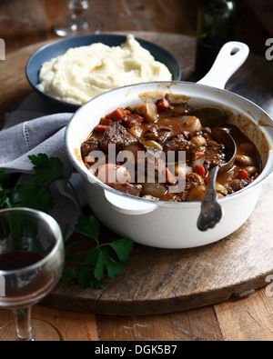 Rindfleisch Daube in Kasserolle mit Schüssel mit Kartoffelpüree Stockfoto