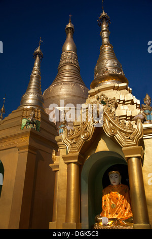 Die Türme und Stupas und Pagoden von der Shwedagon-Tempel-Komplex in Yangon in Myanmar. Stockfoto