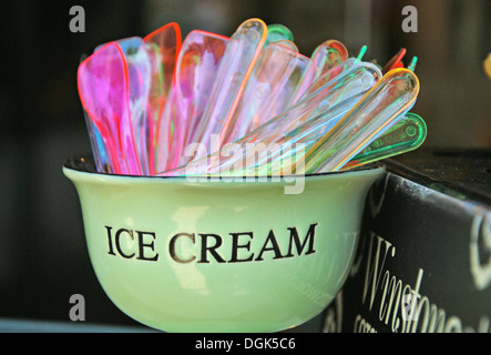 buntes Eis Löffel in Schüssel Stockfoto