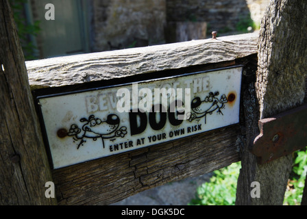 Warnschild in Cotswolds Hütte in Bibury, Vereinigtes Königreich Stockfoto