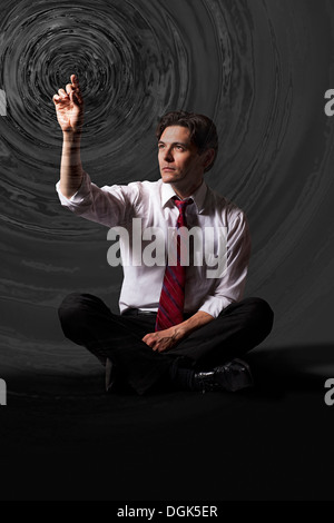 Geschäftsmann berühren Wasser plätschern Kreise die Luft Stockfoto