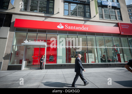 Eine Filiale der Santander Bank, ehemals souveränen Bank am Herald Square in Midtown Manhattan in New York Stockfoto