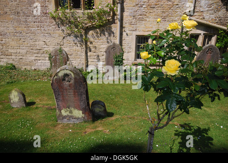 Grabstein in der St. Mary die Jungfrau Kirche in Bibury, einem schönen Cotswolds Dorf in Gloucestershire UK Stockfoto