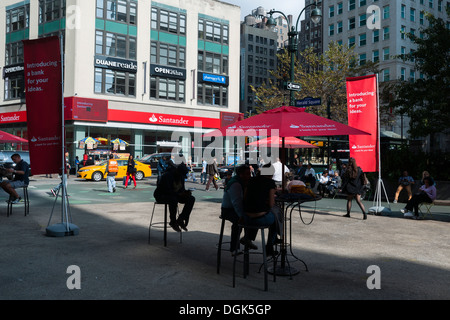 Eine Filiale der Santander Bank, ehemals souveränen Bank am Herald Square in Midtown Manhattan in New York Stockfoto